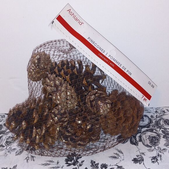 Christmas Pinecones - Picture 2 of 3